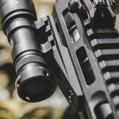 Affût suspendu sur Magpul, lampe torche M-LOK