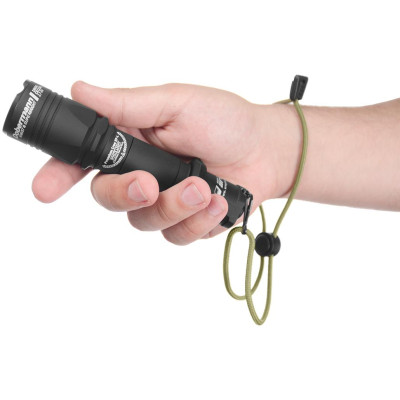 Taktische Taschenlampe Armytek Dobermann bei Rotlicht