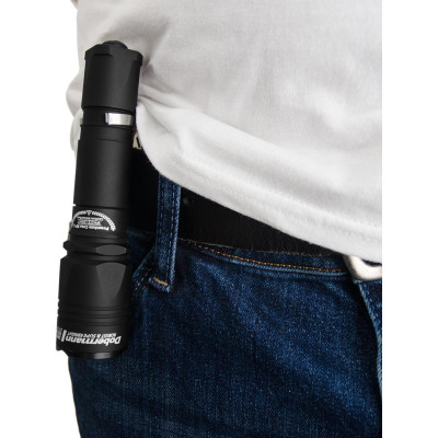 Taktische Taschenlampe Armytek Dobermann bei Rotlicht