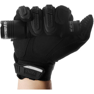 Taktische Taschenlampe Armytek Dobermann bei Rotlicht